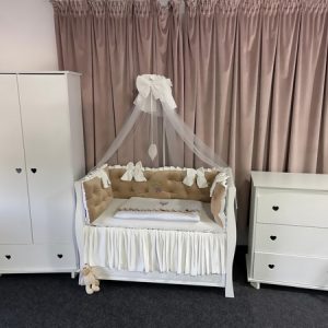 Lenjerie pătuț 11 piese Regal Beige – Set complet personalizabil din catifea moale și bumbac premium PeppiBambini