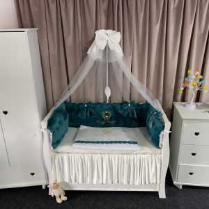 Lenjerie pătuț 11 piese Royal Catifea Verde Smarald – Set complet personalizabil din catifea moale și bumbac natural PeppiBambini