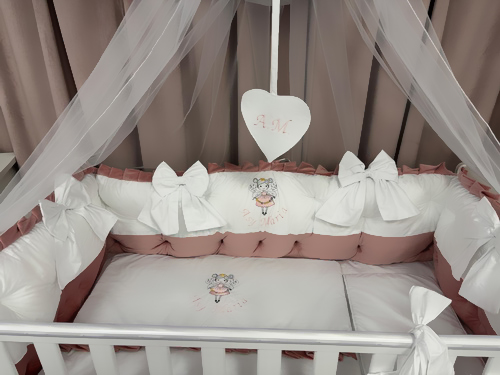 Set complet 11 piese pentru pătuț – model Royal White Pink din catifea alb-roz, personalizabil – Peppi Bambini Premium - Image 6