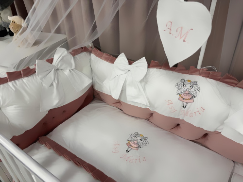 Set complet 11 piese pentru pătuț – model Royal White Pink din catifea alb-roz, personalizabil – Peppi Bambini Premium - Image 3