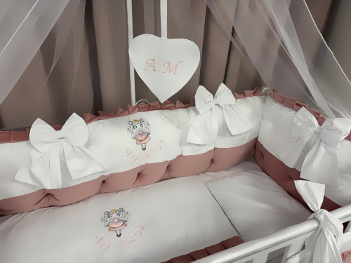 Set complet 11 piese pentru pătuț – model Royal White Pink din catifea alb-roz, personalizabil – Peppi Bambini Premium - Image 2