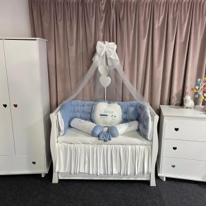 Lenjerie pătuț personalizată 11 piese Regal Blue PeppiBambini – set lux din catifea albastră, brodat pentru băieței