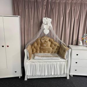 Lenjerie pătuț personalizată 11 piese Regal Catifea Beige PeppiBambini – set premium din catifea bej pentru bebeluși, broderie elegantă