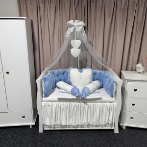 Lenjerie pătuț personalizată 11 piese Regal Pink PeppiBambini – set premium din catifea roz, broderie delicată și confort complet pentru bebeluși