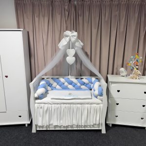 Lenjerie pătuț personalizată 11 piese cu laterale împletite Catifea Blue PeppiBambini – set premium albastru din catifea, broderie elegantă și protecție completă pentru bebeluș