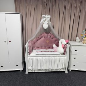 Lenjerie pătuț personalizată 11 piese Regal Catifea Pink PeppiBambini – set premium din catifea roz, broderie delicată, confort și protecție completă pentru bebeluși