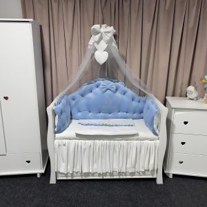 Lenjerie pătuț personalizată 11 piese Regal Catifea Blue PeppiBambini – set premium albastru din catifea moale, broderie personalizată și confort total pentru bebeluși