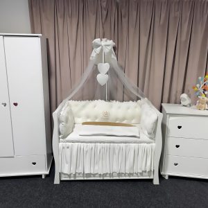 Lenjerie pătuț personalizată 11 piese Royal Catifea White PeppiBambini – catifea premium albă, broderie personalizată și eleganță absolută pentru pătuțul bebelușului