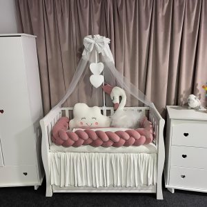 Lenjerie pătuț personalizată 11 piese cu laterale împletite Catifea Pink PeppiBambini cu Lebada – set premium roz pastel, catifea moale, broderie personalizată și protecție completă pentru bebeluși