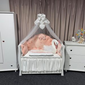 Lenjerie pătuț personalizată 11 piese Regal Catifea Somon PeppiBambini cu Lebada – set premium din catifea somon, broderie personalizată și confort pentru bebeluși