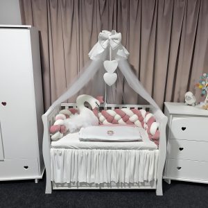 Lenjerie pătuț personalizată 11 piese cu laterale împletite Catifea Pink PeppiBambini cu Lebada – set premium roz din catifea moale, broderie elegantă și protecție completă pentru bebeluși