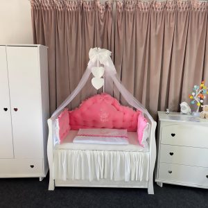 Lenjerie pătuț personalizată 11 piese Regal Pink PeppiBambini – set premium din catifea roz pentru bebeluși, broderie unică și confort regal