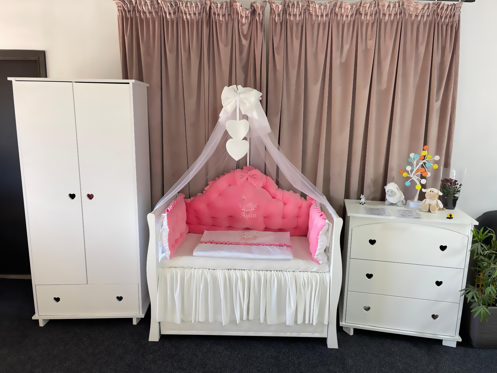 Lenjerie pătuț personalizată 11 piese Regal Pink PeppiBambini – set premium din catifea roz pentru bebeluși, broderie unică și confort regal