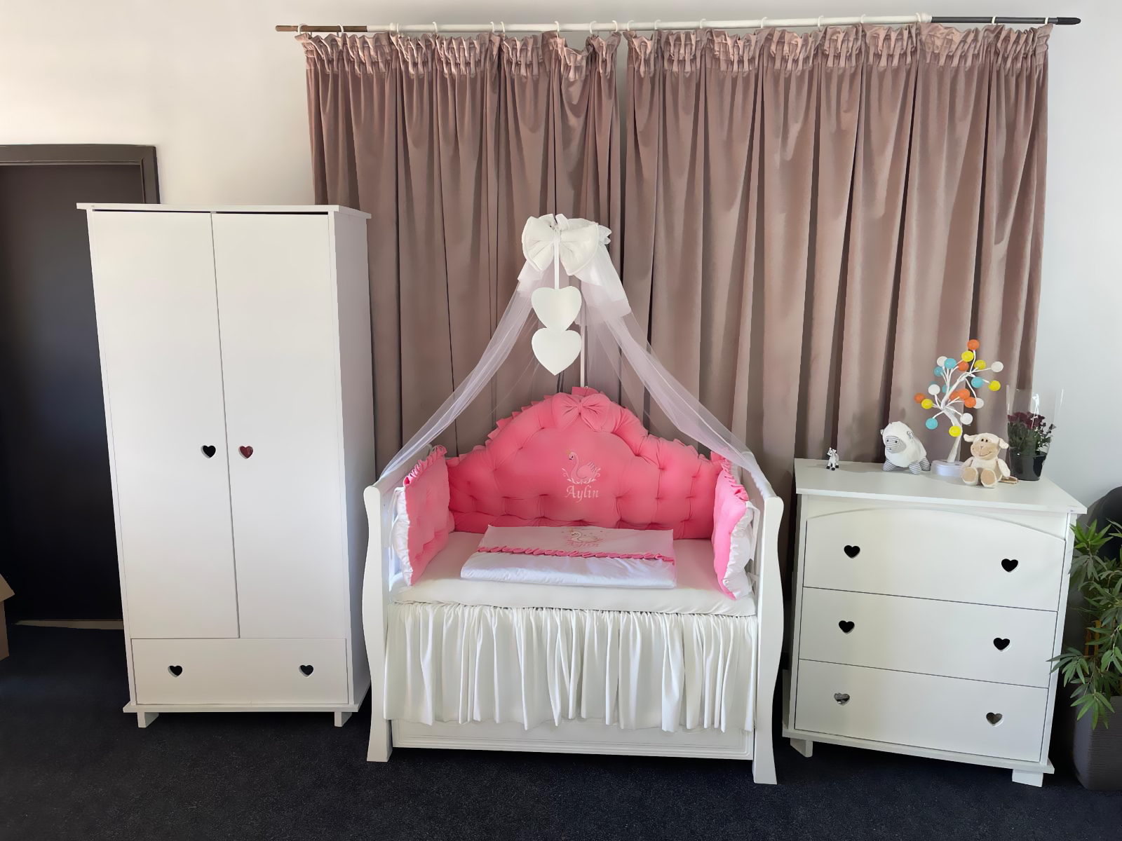 Lenjerie pătuț personalizată 11 piese Regal Pink PeppiBambini – set premium din catifea roz pentru bebeluși, broderie unică și confort regal - Image 10