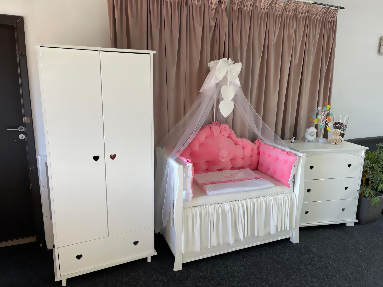 Lenjerie pătuț personalizată 11 piese Regal Pink PeppiBambini – set premium din catifea roz pentru bebeluși, broderie unică și confort regal - Image 9