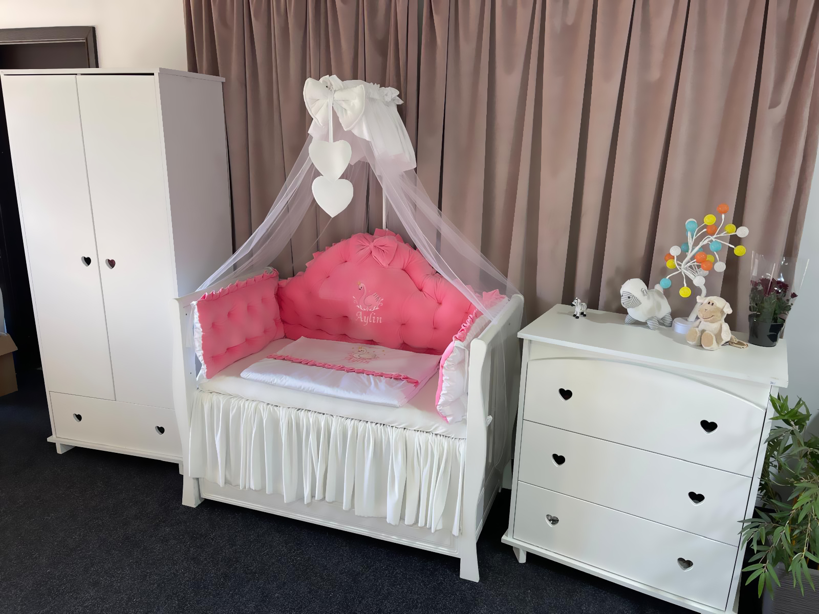 Lenjerie pătuț personalizată 11 piese Regal Pink PeppiBambini – set premium din catifea roz pentru bebeluși, broderie unică și confort regal - Image 8