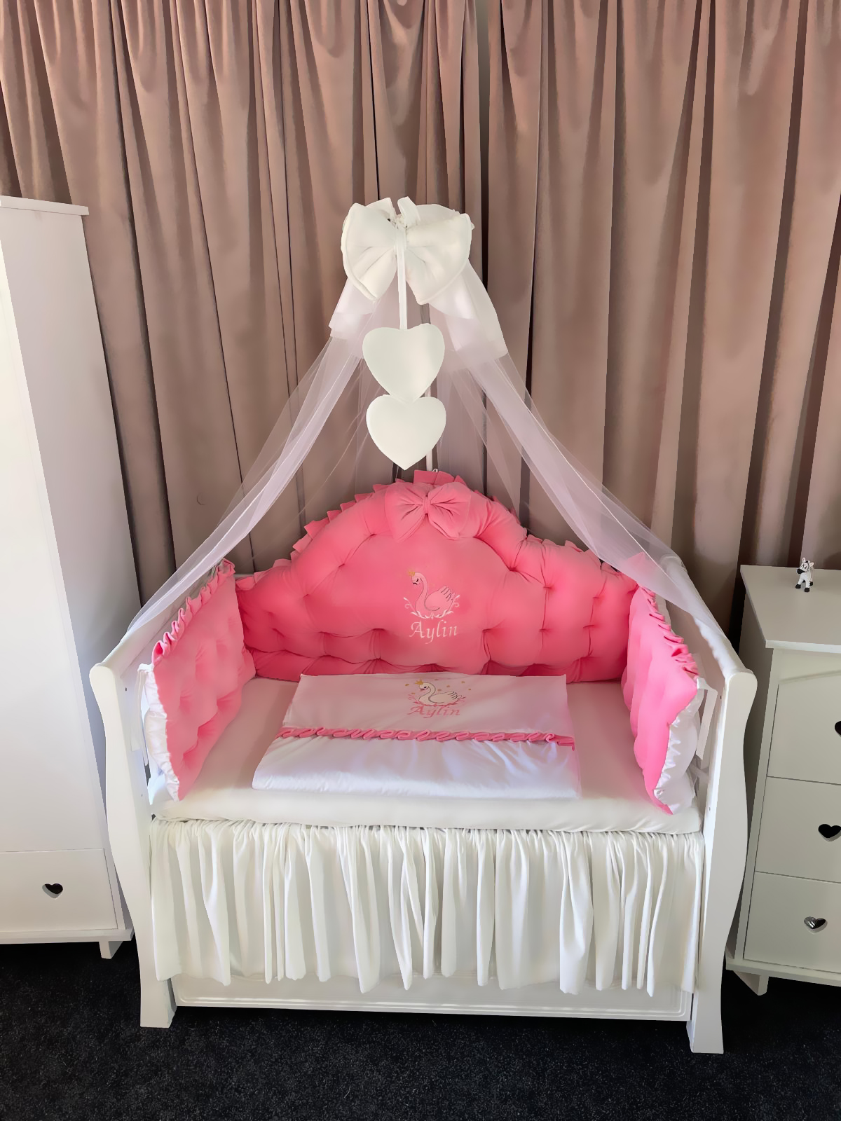 Lenjerie pătuț personalizată 11 piese Regal Pink PeppiBambini – set premium din catifea roz pentru bebeluși, broderie unică și confort regal - Image 7