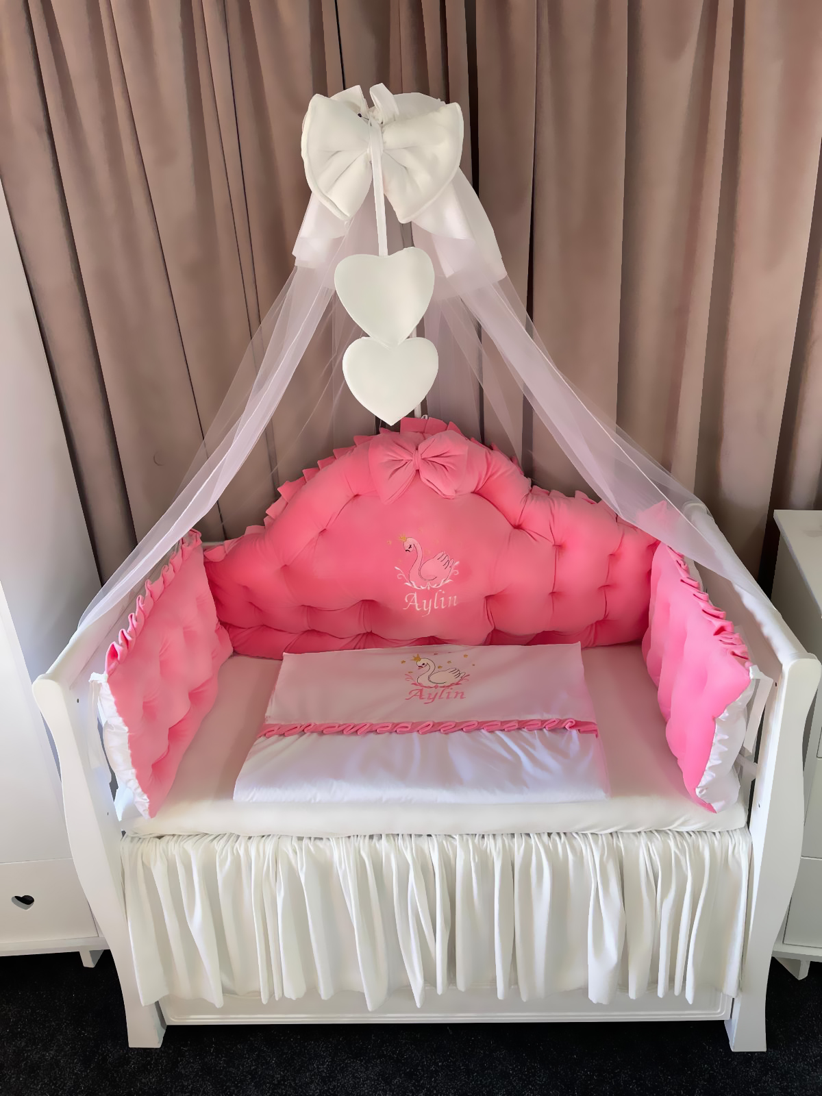 Lenjerie pătuț personalizată 11 piese Regal Pink PeppiBambini – set premium din catifea roz pentru bebeluși, broderie unică și confort regal - Image 6