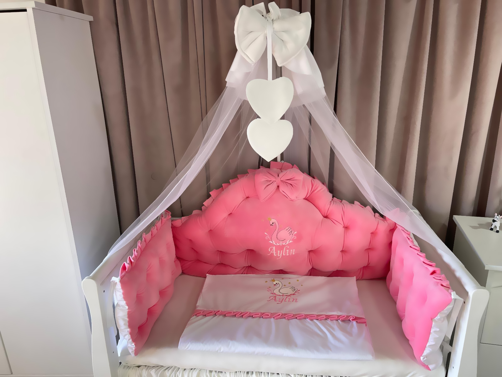 Lenjerie pătuț personalizată 11 piese Regal Pink PeppiBambini – set premium din catifea roz pentru bebeluși, broderie unică și confort regal - Image 5