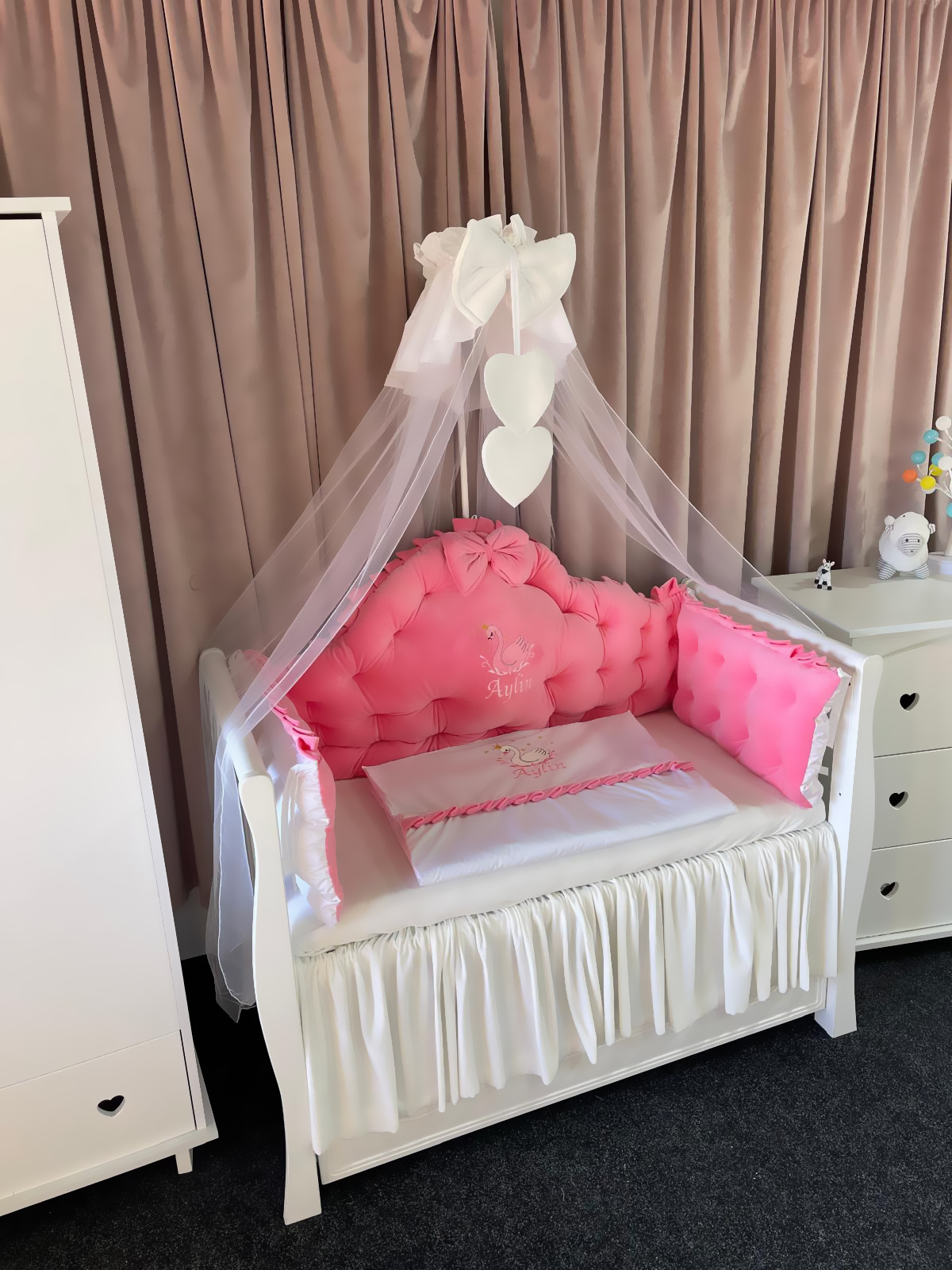 Lenjerie pătuț personalizată 11 piese Regal Pink PeppiBambini – set premium din catifea roz pentru bebeluși, broderie unică și confort regal - Image 4