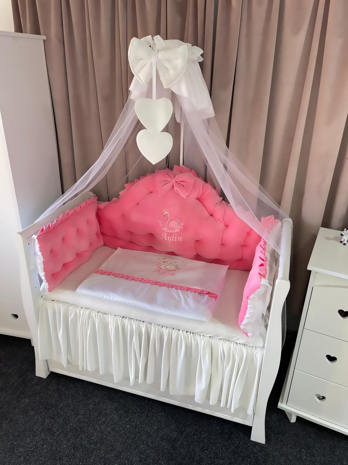 Lenjerie pătuț personalizată 11 piese Regal Pink PeppiBambini – set premium din catifea roz pentru bebeluși, broderie unică și confort regal - Image 3