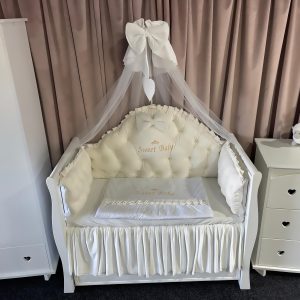 Lenjerie pătuț personalizată 11 piese Regal Catifea White PeppiBambini – set premium din catifea albă, broderie elegantă și confort absolut pentru bebeluși