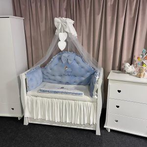 Lenjerie pătuț personalizată 11 piese Regal Catifea Blue PeppiBambini – set premium pentru băieței, broderie elegantă și catifea albastră