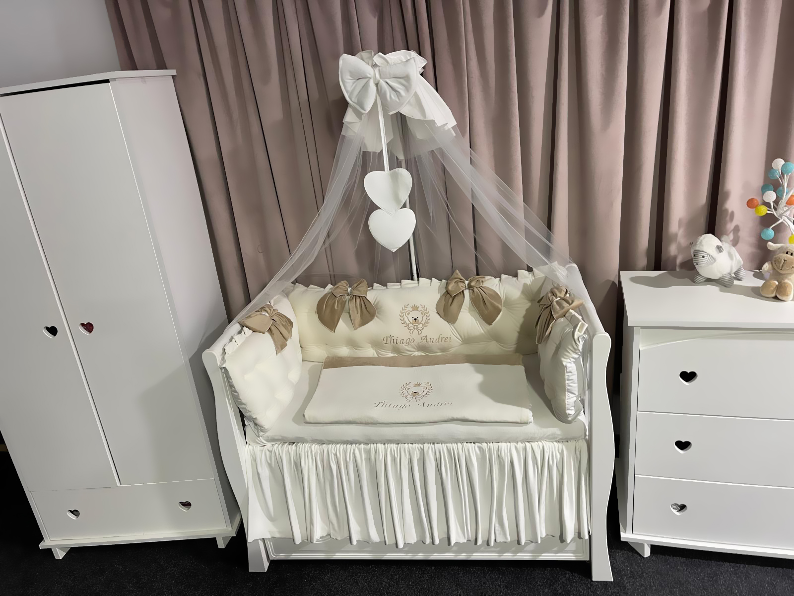 Lenjerie pătuț personalizată 11 piese Royal Catifea White Beige PeppiBambini – set premium din catifea alb-bej, broderie elegantă și confort absolut - Image 6
