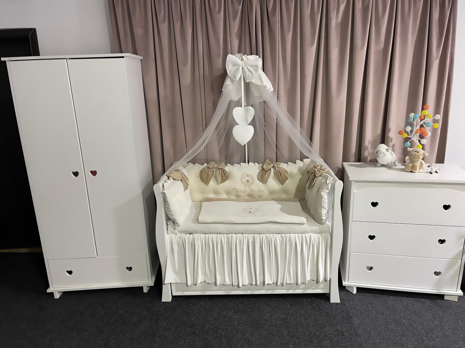Lenjerie pătuț personalizată 11 piese Royal Catifea White Beige PeppiBambini – set premium din catifea alb-bej, broderie elegantă și confort absolut - Image 4