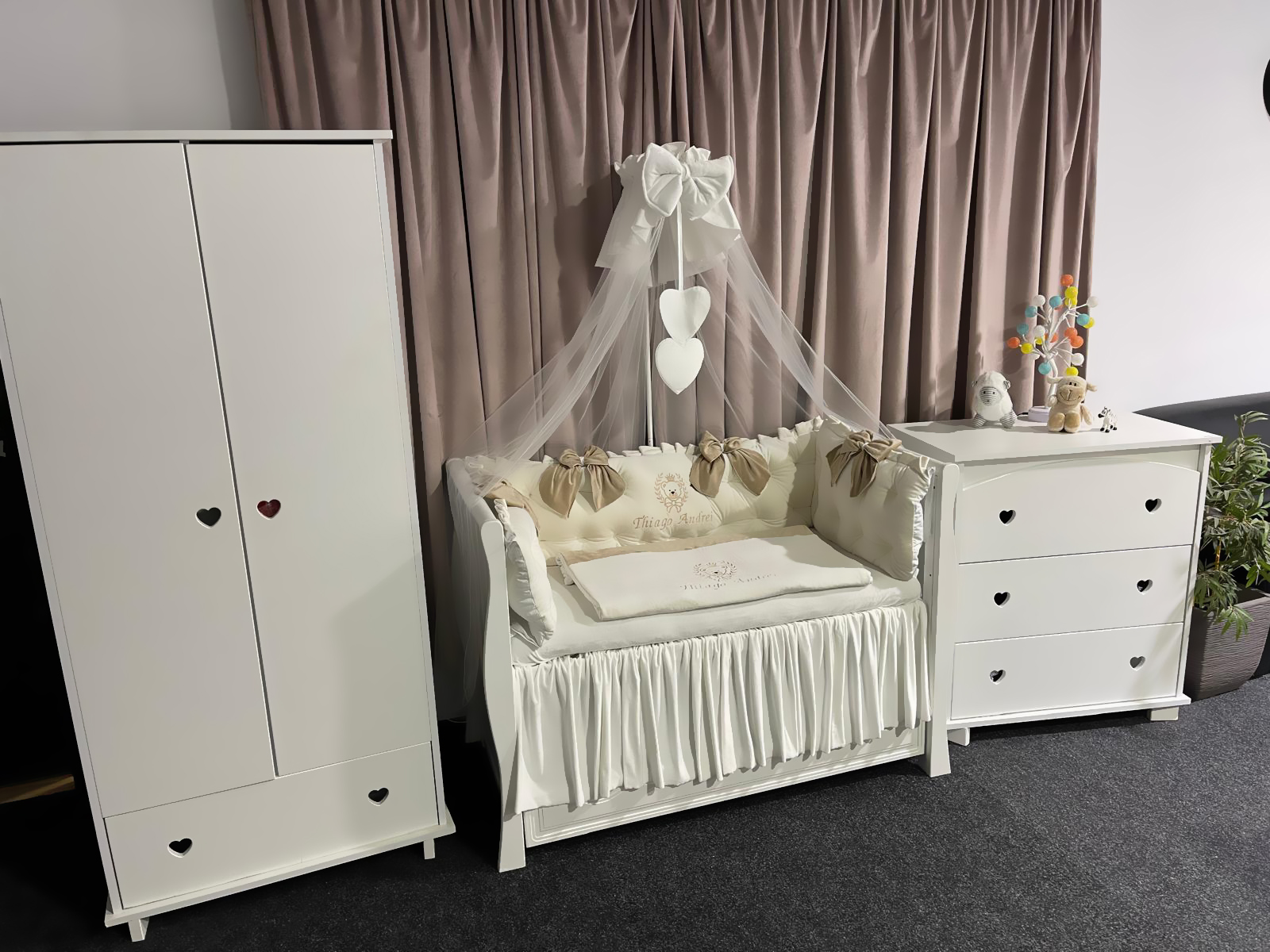 Lenjerie pătuț personalizată 11 piese Royal Catifea White Beige PeppiBambini – set premium din catifea alb-bej, broderie elegantă și confort absolut - Image 3