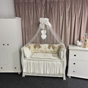 Lenjerie pătuț personalizată 11 piese Royal Catifea White Beige PeppiBambini – set premium din catifea alb-bej, broderie elegantă și confort absolut