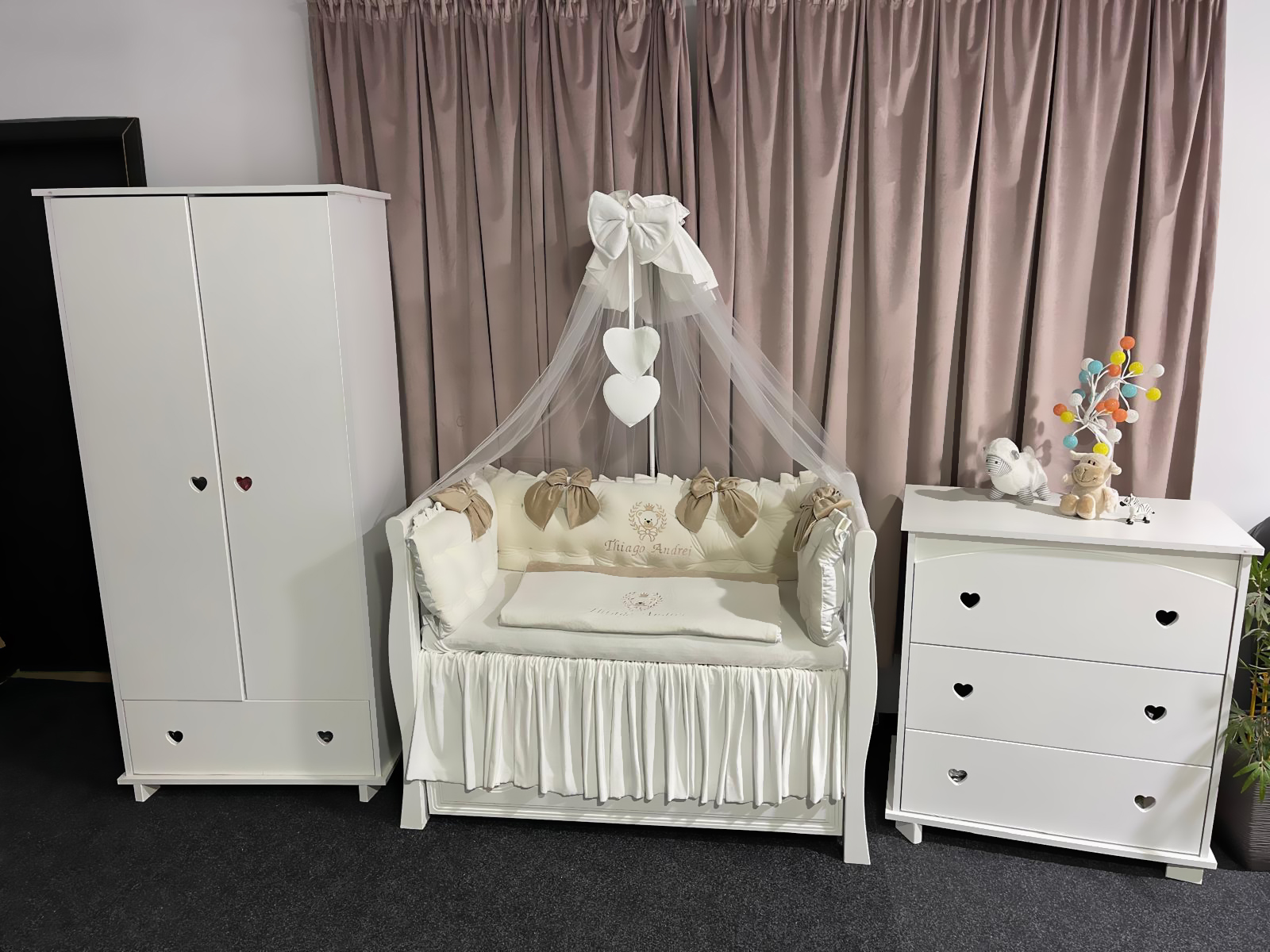 Lenjerie pătuț personalizată 11 piese Royal Catifea White Beige PeppiBambini – set premium din catifea alb-bej, broderie elegantă și confort absolut