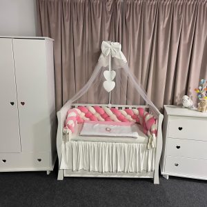 Lenjerie pătuț personalizată 11 piese cu laterale împletite Catifea Pink PeppiBambini – set premium pentru bebeluși, brodat, elegant și ultra-moale