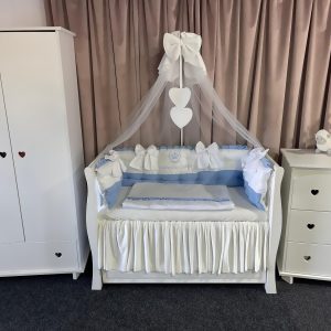 Lenjerie pătuț personalizată 11 piese Royal Catifea White Blue PeppiBambini – set premium din catifea alb-albastru, brodat, elegant și antialergenic
