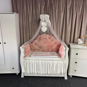 Lenjerie pătuț personalizată 11 piese Regal Pink PeppiBambini – set premium din catifea roz, broderie elegantă și confort pentru bebeluși