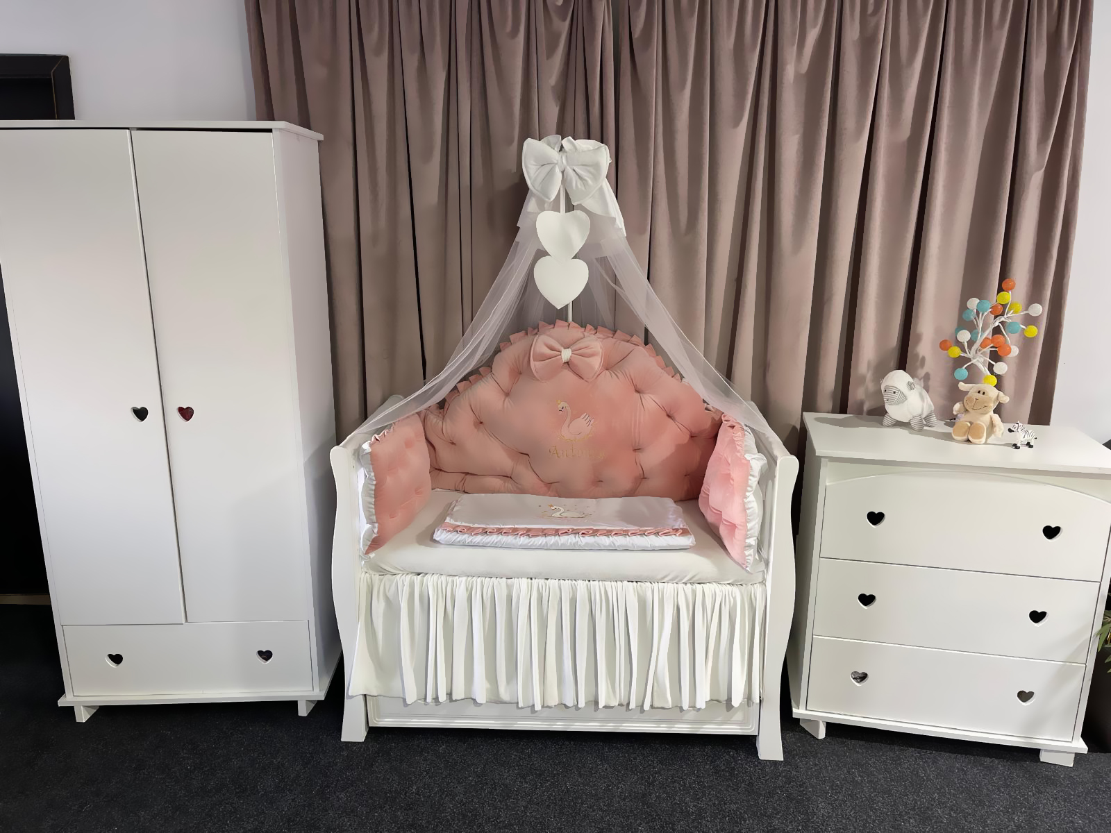 Lenjerie pătuț personalizată 11 piese Regal Pink PeppiBambini – set premium din catifea roz, broderie elegantă și confort pentru bebeluși