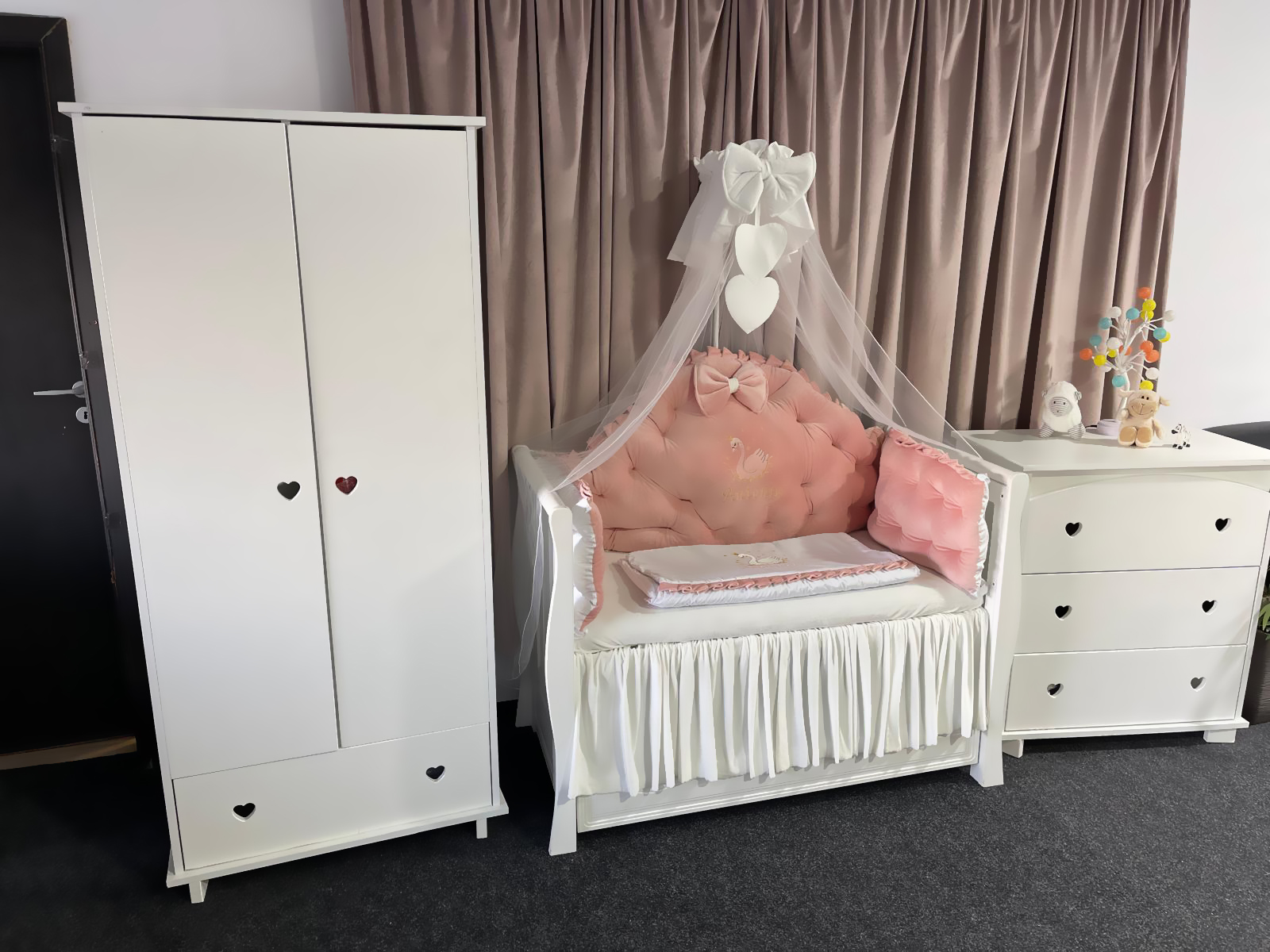 Lenjerie pătuț personalizată 11 piese Regal Pink PeppiBambini – set premium din catifea roz, broderie elegantă și confort pentru bebeluși - Image 7