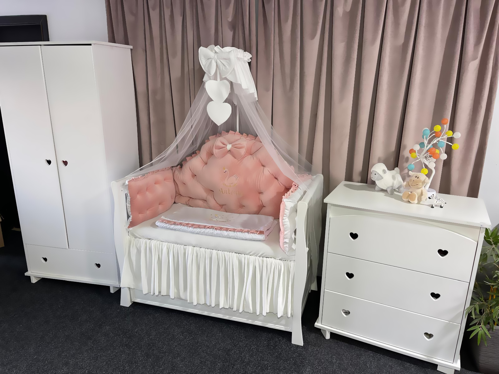 Lenjerie pătuț personalizată 11 piese Regal Pink PeppiBambini – set premium din catifea roz, broderie elegantă și confort pentru bebeluși - Image 6