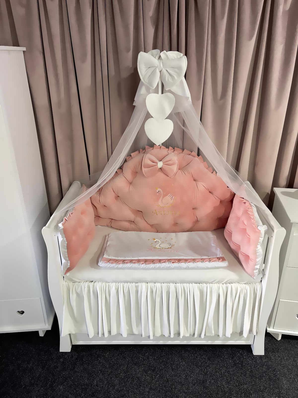 Lenjerie pătuț personalizată 11 piese Regal Pink PeppiBambini – set premium din catifea roz, broderie elegantă și confort pentru bebeluși - Image 5