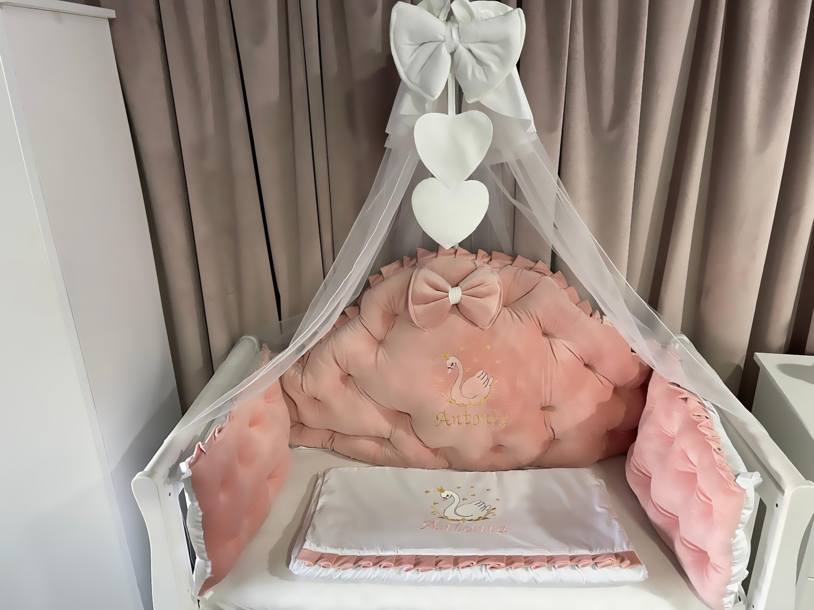 Lenjerie pătuț personalizată 11 piese Regal Pink PeppiBambini – set premium din catifea roz, broderie elegantă și confort pentru bebeluși - Image 4