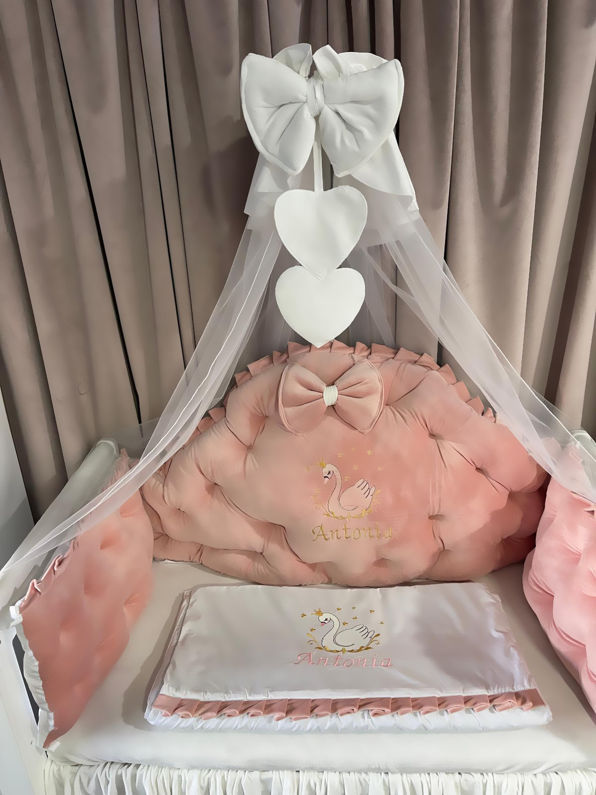 Lenjerie pătuț personalizată 11 piese Regal Pink PeppiBambini – set premium din catifea roz, broderie elegantă și confort pentru bebeluși - Image 3