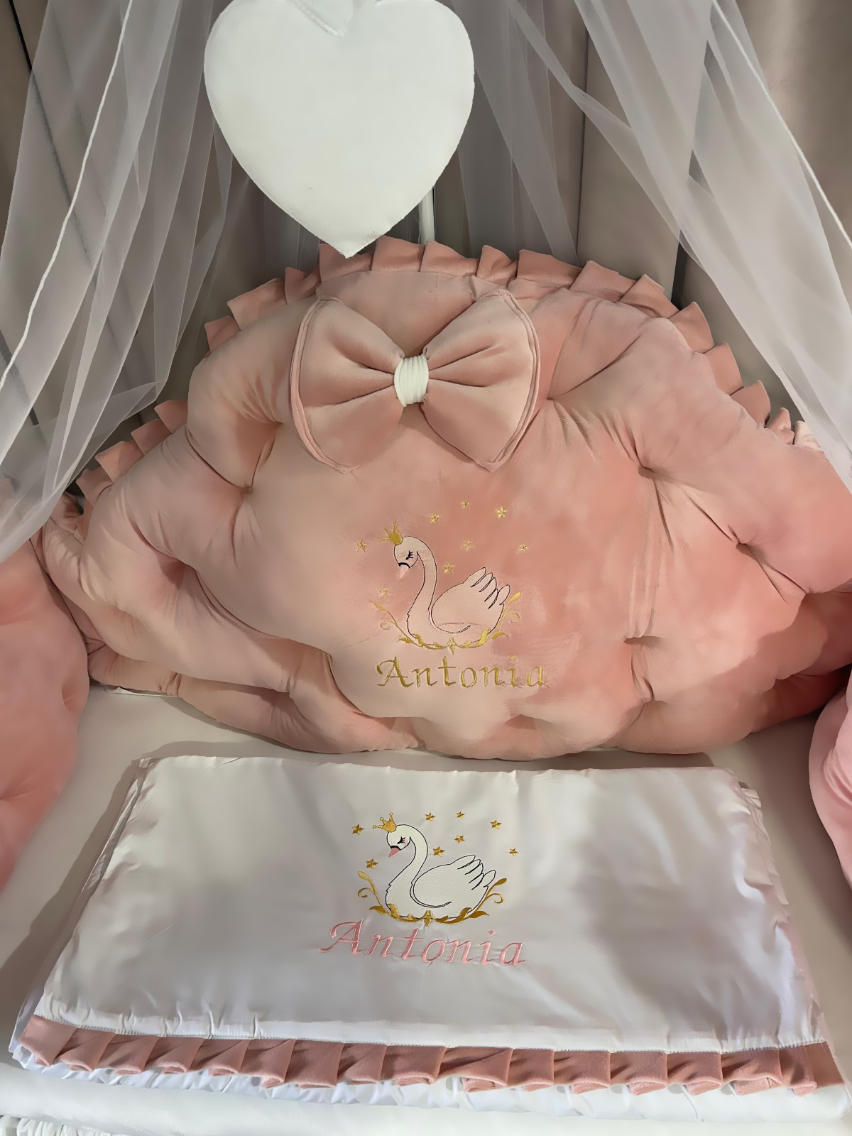 Lenjerie pătuț personalizată 11 piese Regal Pink PeppiBambini – set premium din catifea roz, broderie elegantă și confort pentru bebeluși - Image 2