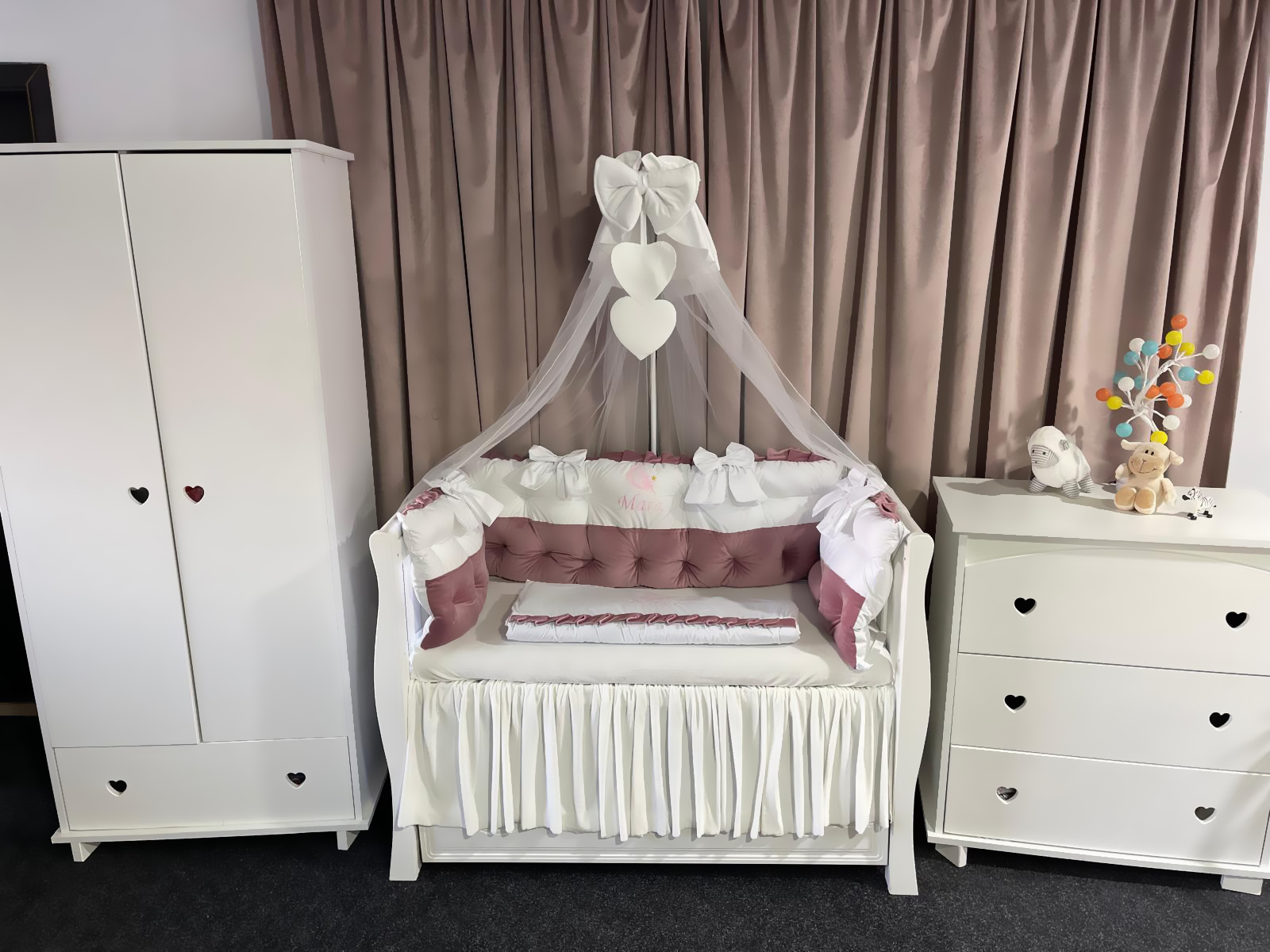 Lenjerie pătuț personalizată 11 piese Royal Catifea White Pink PeppiBambini – set premium alb-roz din catifea, broderie elegantă pentru bebeluși - Image 10