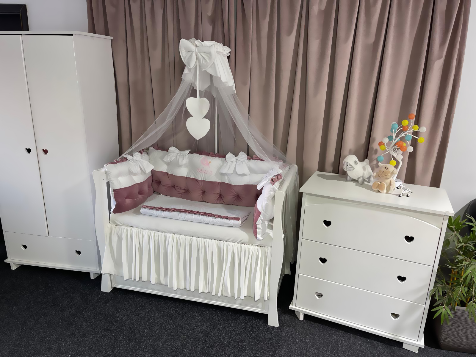 Lenjerie pătuț personalizată 11 piese Royal Catifea White Pink PeppiBambini – set premium alb-roz din catifea, broderie elegantă pentru bebeluși - Image 8