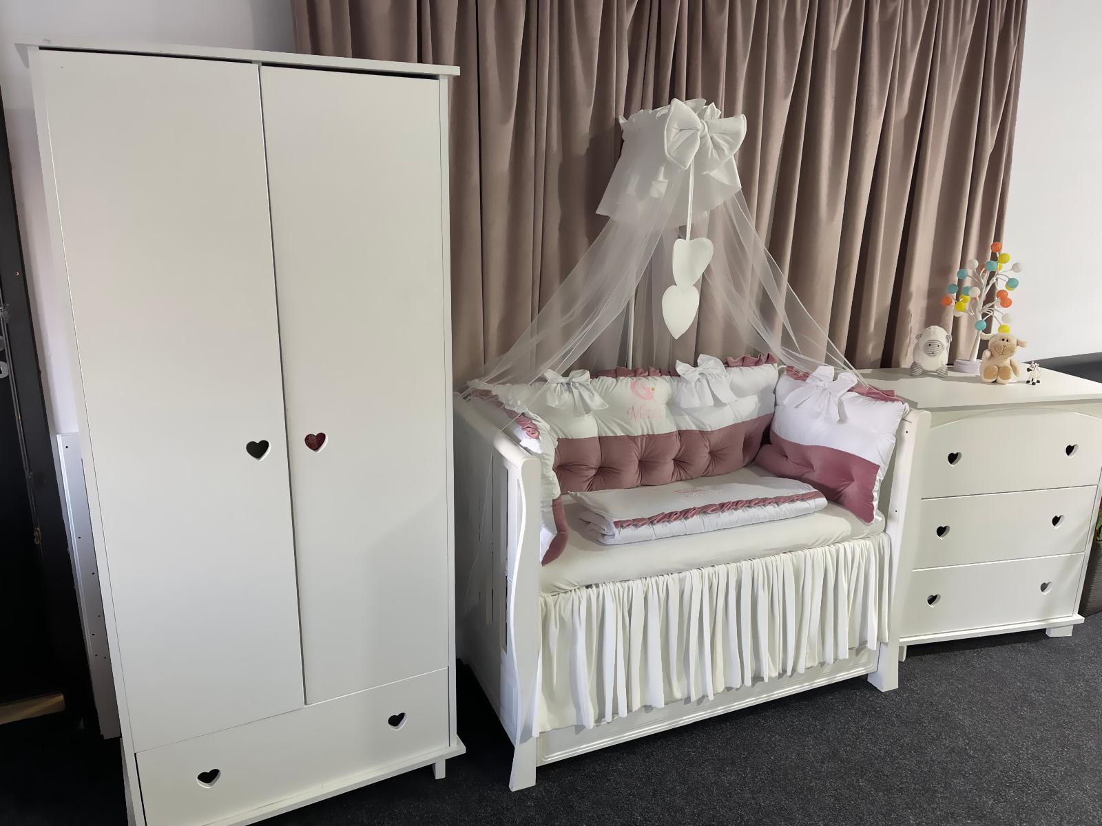 Lenjerie pătuț personalizată 11 piese Royal Catifea White Pink PeppiBambini – set premium alb-roz din catifea, broderie elegantă pentru bebeluși - Image 7