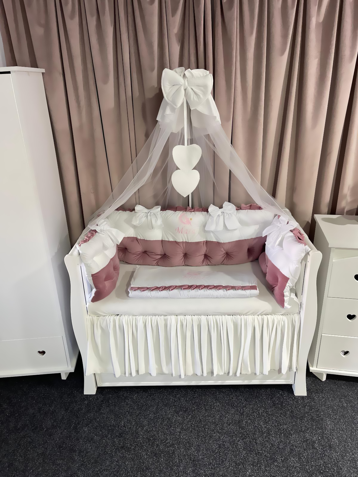 Lenjerie pătuț personalizată 11 piese Royal Catifea White Pink PeppiBambini – set premium alb-roz din catifea, broderie elegantă pentru bebeluși - Image 6