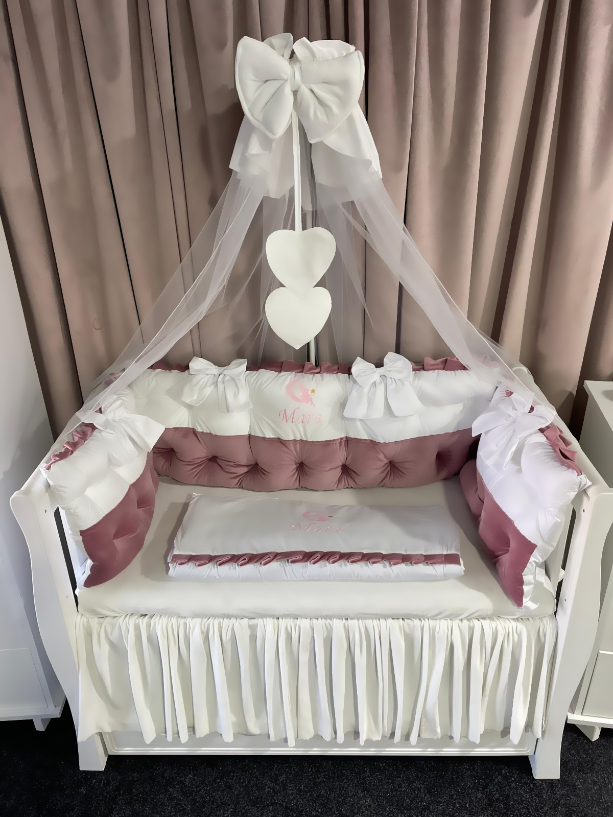 Lenjerie pătuț personalizată 11 piese Royal Catifea White Pink PeppiBambini – set premium alb-roz din catifea, broderie elegantă pentru bebeluși - Image 5