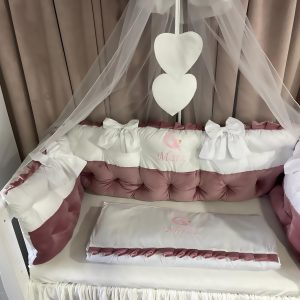 Lenjerie pătuț personalizată 11 piese Royal Catifea White Pink PeppiBambini – set premium alb-roz din catifea, broderie elegantă pentru bebeluși