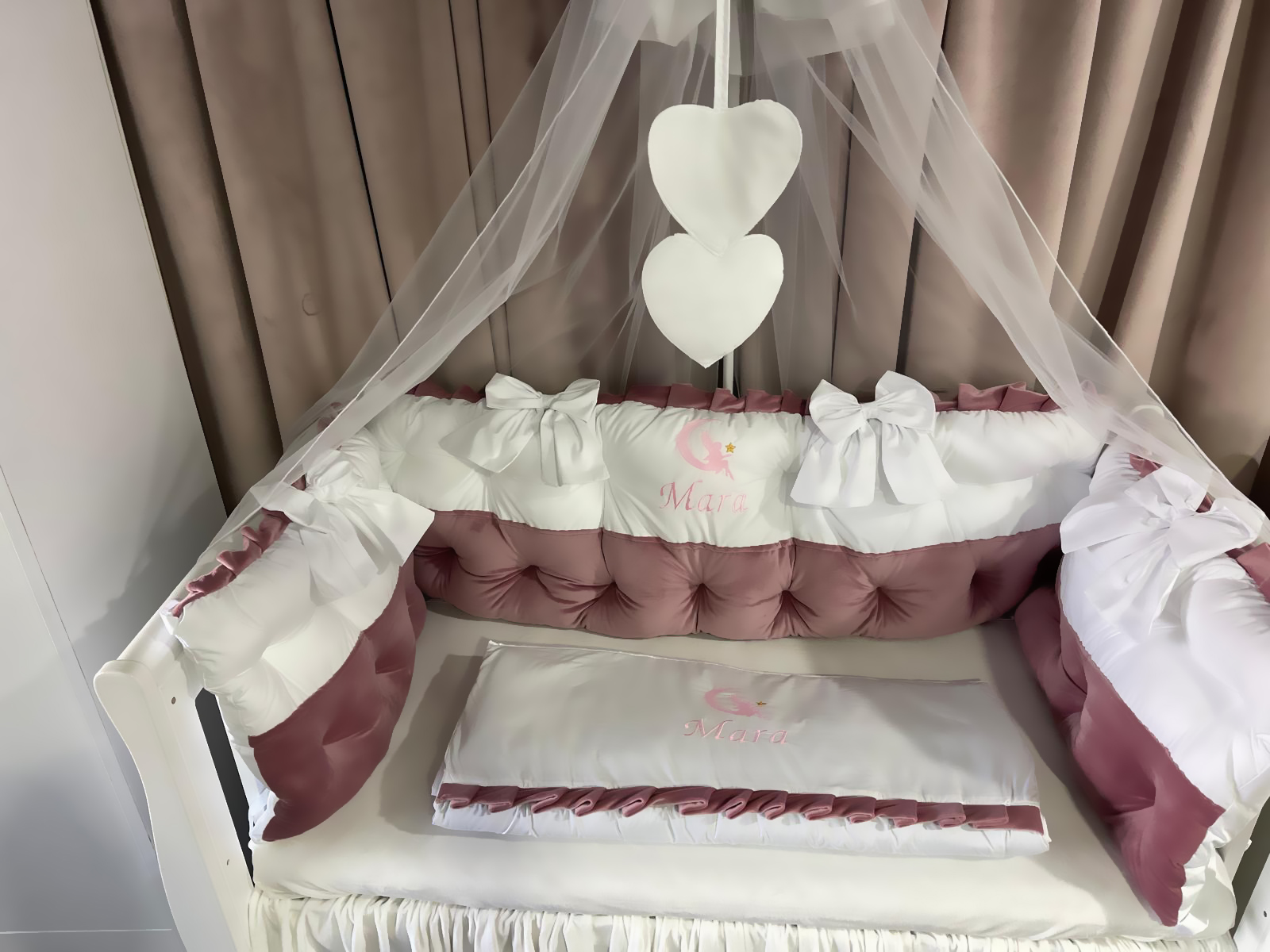Lenjerie pătuț personalizată 11 piese Royal Catifea White Pink PeppiBambini – set premium alb-roz din catifea, broderie elegantă pentru bebeluși