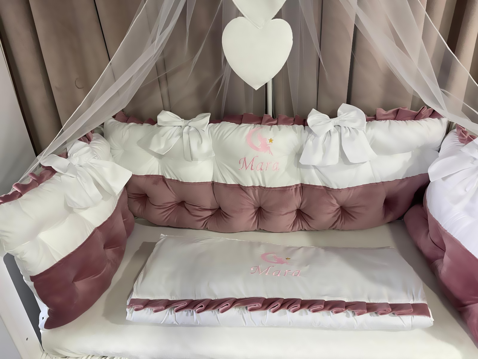 Lenjerie pătuț personalizată 11 piese Royal Catifea White Pink PeppiBambini – set premium alb-roz din catifea, broderie elegantă pentru bebeluși - Image 3